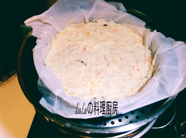 將拌好的粉漿倒入模具(抹油或是墊烘焙紙)，放入水已燒開的蒸籠內，大火蒸60分鐘。可用筷子搓看看是否熟透，筷子不沾黏。熄火後，悶30分鐘。