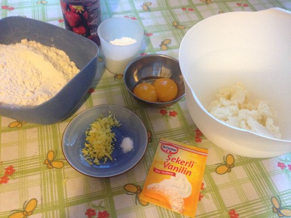 材料如圖備好，我的杯子都是大同電鍋的量米杯。奶油一定要室溫放到很軟。