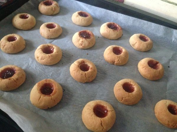 拿出烤箱稍稍放涼，就可以灑上一些糖粉，然後放在盤子裡。這個餅乾非常的酥潤好吃，很簡單，也不太甜，喜歡的朋友可以試試看喔～