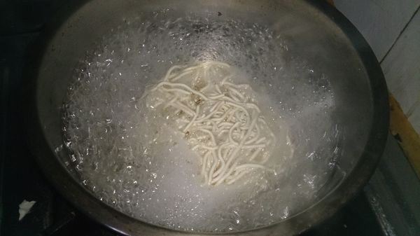 麵下鍋煮，煮約七分熟