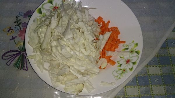 1.高麗菜切長條 2.紅蘿蔔切細條