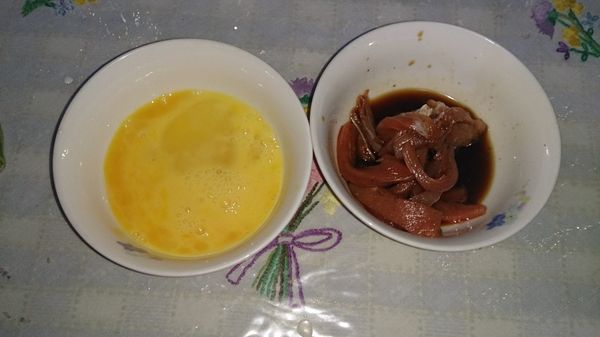 蛋打散、肉絲加酒加醬油醃，肉絲等要下鍋前加太白粉