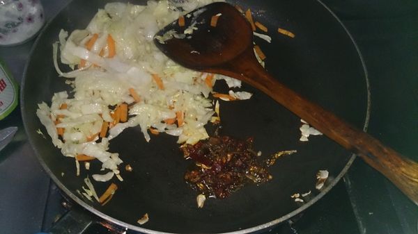 高麗菜、紅蘿蔔八分熟後撥旁邊，再下xo醬炒一下，再拌勻