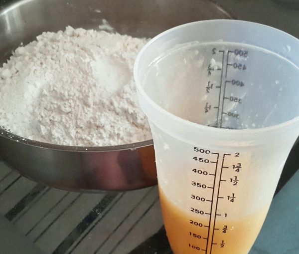 先將麵粉及發粉拌勻，另外將油，水，糖，蛋液拌勻