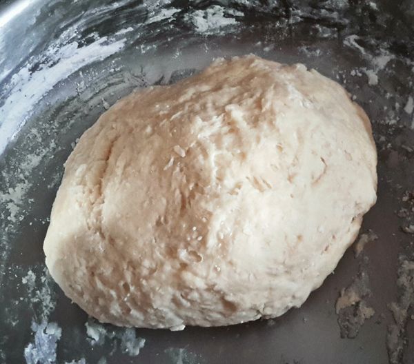 逐少將 [步驟一] 的蛋液混合液倒入粉內，拌勻。用手搓成麵糰 （如麵糰太乾可多加點水）蓋上毛巾，讓麵糰靜置二十分鐘