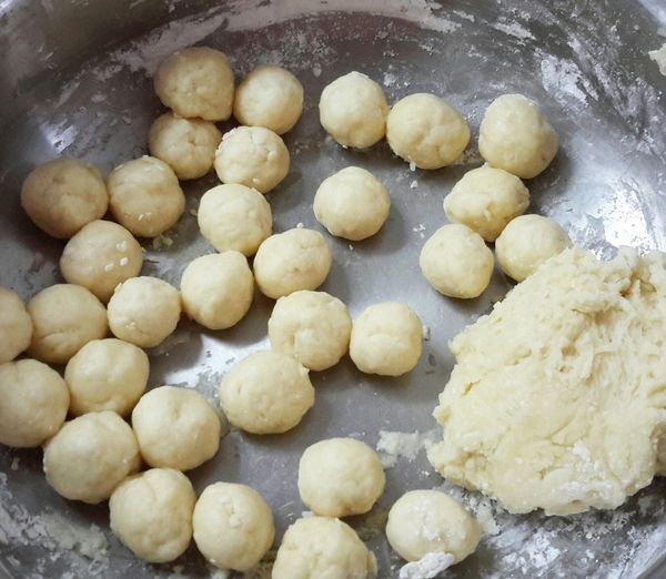 將麵糰分成小份，每份約6-8克，搓圓