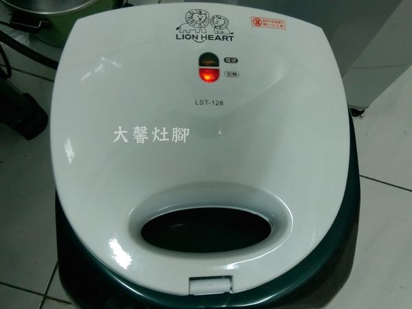 預熱三明治機，將食材準備好。