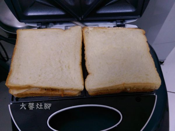 再拿二片土司，蓋上去。