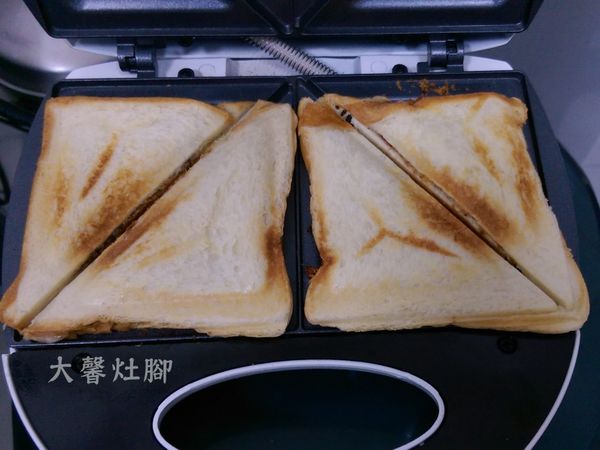 將機器闔上烤至焦黃狀，就完成了香噴噴的素鬆起士三角堡囉！