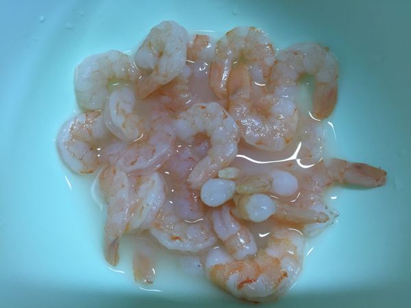 蝦仁先用醃料醃大約十分鐘