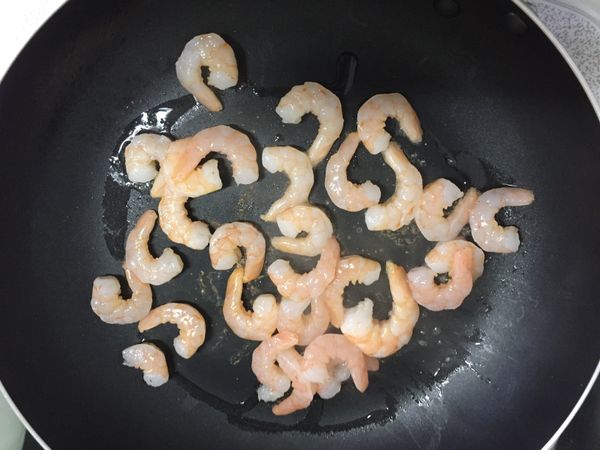 起油鍋 將蝦仁煎至八分熟
盛碗備用