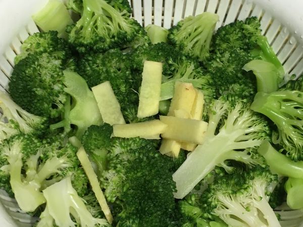 洗蘭花切好 洗淨 出水備用