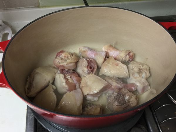 鍋中放入適量椰子油，油熱後放入切塊的雞腿肉略煎，待皮上色後取出備用。