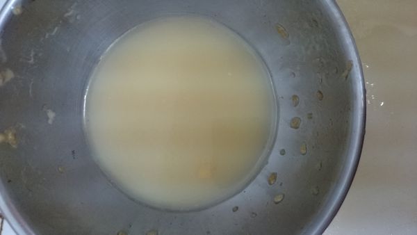 肉倒入鍋內時 (加水) 溶剩下的醃料