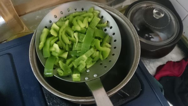 川燙青菜(不怕青椒味重的人可省略)