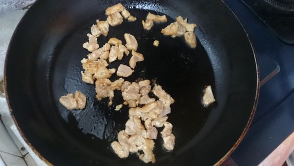 熱鍋+油 把肉先拌炒一下(有變色既可)