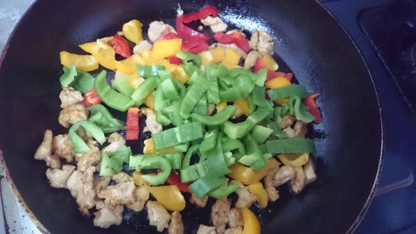 把青椒.紅椒.黃椒全下後+鹽拌炒後再+ 溶剩下的醃料 拌一拌 既可起鍋