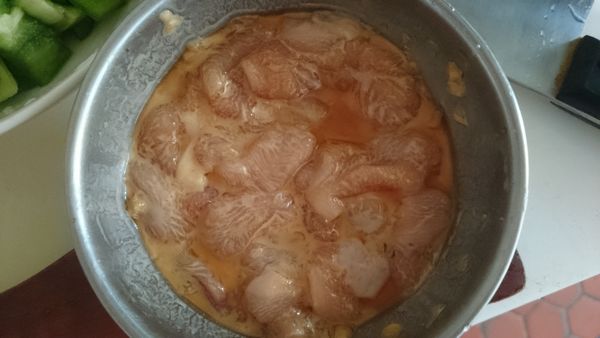 先把肉跟醃料部分攪拌醃製10分