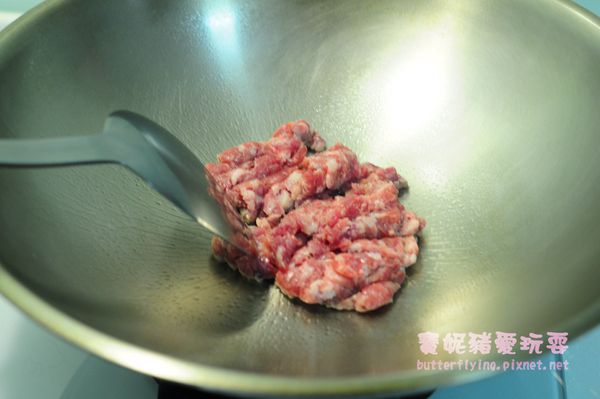 炒絞肉其實很簡單，唯一要注意的就是油溫一定要夠，不是水滴下去會爆就是油溫夠了，是要到起油紋才行，這樣肉下去就完全不用擔心會黏鍋了。