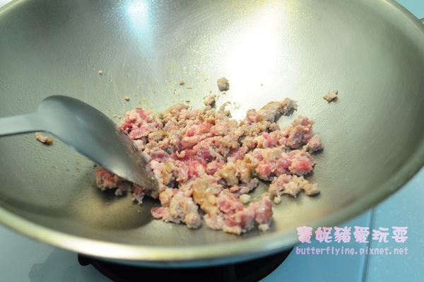 絞肉炒到約七、八分熟，開始有豬肉的腥味出來的時候，就把米酒沿鍋邊倒下去，豬肉的腥味就立刻消失了，非常神奇。
(大約要比圖再熟一點)