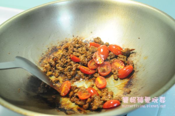 蕃茄拌炒至微軟