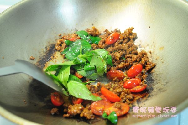 九層塔放入略炒至炒出香氣