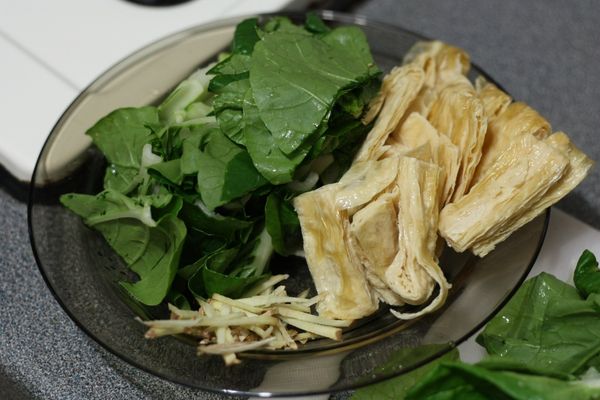 把材料都切成差不多的大小，備用。