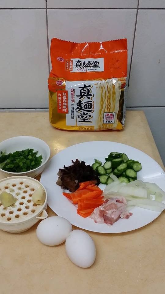 備料, 將食材清洗後, 切絲、磨泥, 另將"真麵堂-紅蔥肉燥風味"包的麵洗浸水泡軟後, 撈起備用
