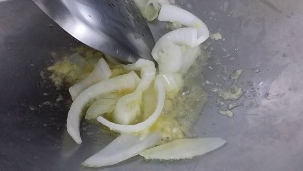 冷鍋冷油炒香洋蔥、薑泥、蒜泥