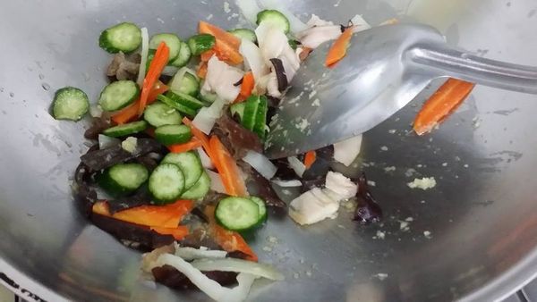依序加入紅蘿蔔、黑木耳、肉絲、小黃瓜拌炒
