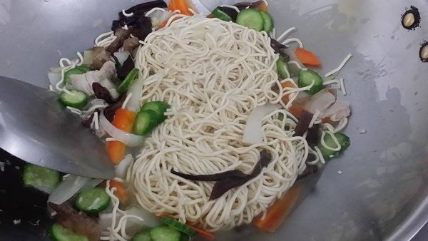 放入浸水泡軟的"真麵堂-紅蔥肉燥風味"包的麵和少許高湯泡