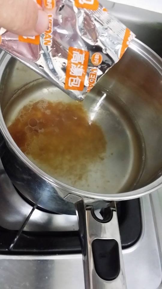 另起一鍋熱水,放入剩餘高湯包