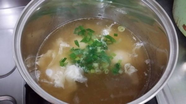 打顆蛋, 放入少許青蔥即可!