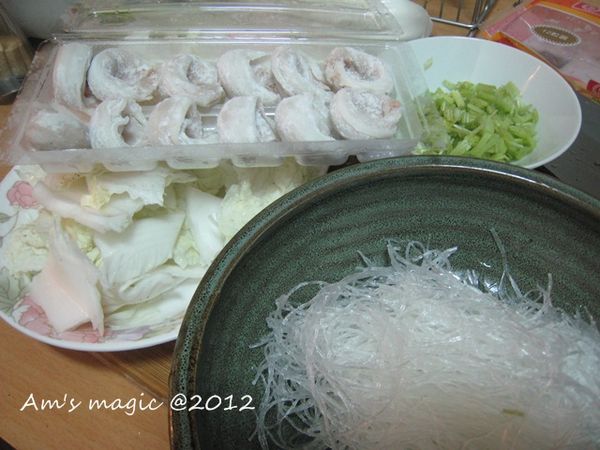 步驟2 大白菜撕成片狀.芹菜切成末.冬粉剪成段