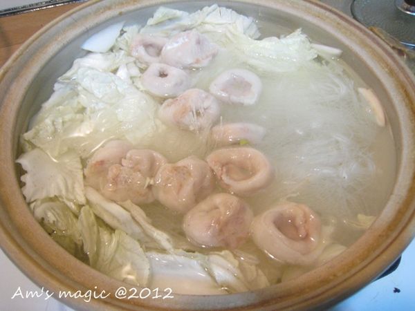 步驟3 鍋子注入自來水高湯,加入所有食材及調味