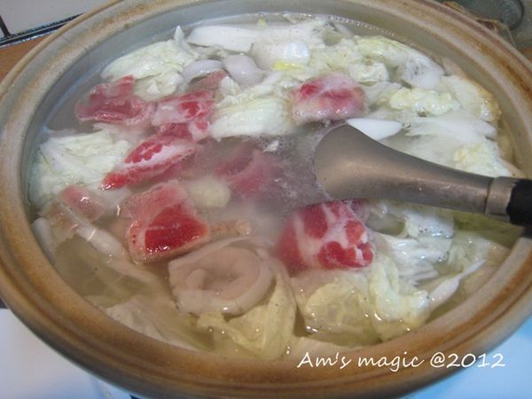 步驟4 放入五花肉片,增加蛋白質及口感