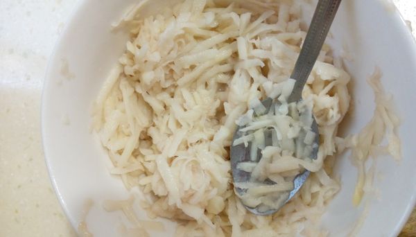 馬鈴薯刨成條狀
加少許的鹽