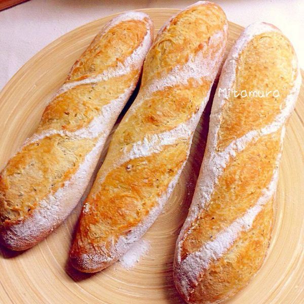 準備好加熱烤到香脆的法國麵包，順著側面劃開。 法國麵包的做法可以參考： https://icook.tw/recipes/140515