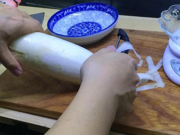 首先，將菜頭的皮去除，並將菜頭刨成絲狀