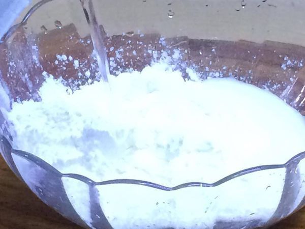 蘿蔔糕粉加水，均勻混合
