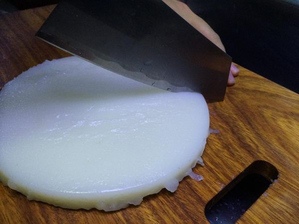 蒸熟後取出，將蘿蔔糕切塊，方便煎煮