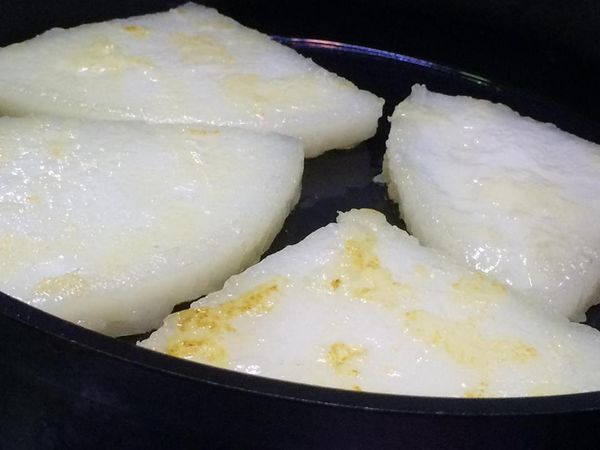 將蘿蔔糕煎至金黃色就完成囉!