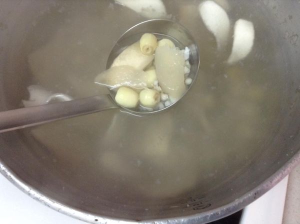 四神湯的藥膳包中，有薏仁，蓮子，芡實，茯苓或淮山等四樣。中藥房和超市都有賣現成的藥膳包，如果到中藥房，可以按自己喜愛的份量購買，我這次買約100元的份量。
因為我本身喜歡吃蓮子，所以另外加買了一包生蓮子，不加也可以。
藥包買回來之後，先用水沖洗之後，放入加滿水的湯鍋，先煮開(A)。