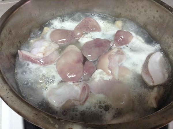 豬小腸和豬肚買回來之後，用清水和塩將豬小腸和豬肚反覆揉洗，豬肚切約3公分的塊狀，腸剪成約3公分的段狀，和豬肋排一放入沸水中川燙3分鐘去除腥氣。撈出用流水沖洗乾淨去掉雜沫。