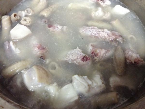 再加入豬肋排一起煮約5分鐘為B。最後將B鍋倒入A鍋中混合後關火。
將電鍋（我用大同電鍋Lsize）的外鍋倒入2量米杯，然後將鍋子放入電鍋中，按下炊飯鍵。