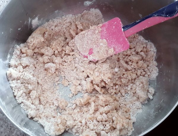 將花生粉，糖霜及麵粉拌勻