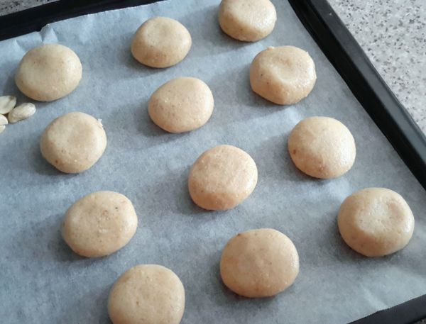 分成小份，搓圓，壓一壓扁，放在烘焙紙上