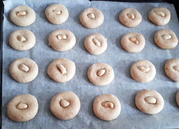 放半粒花生在上，輕輕壓一壓，再在表面塗上蛋黃液