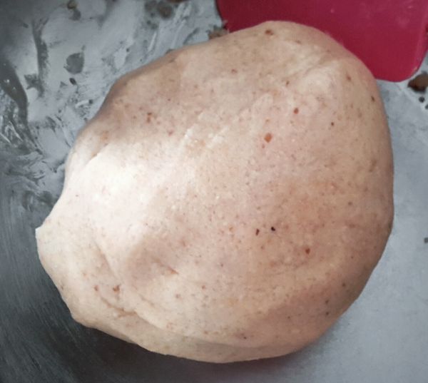 下油拌勻，用手搓成麵糰。如麵糰太乾，可加少許油，搓至成形，如圖般