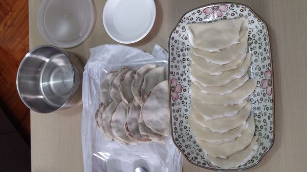 把魚肉或墨魚肉放左半圓上~可以薄一點~煎來易熟好掌握~~把另一半圓形覆蓋,輕輕壓實~